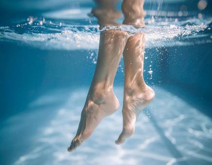 水の中の素足 水の中の素足の写真