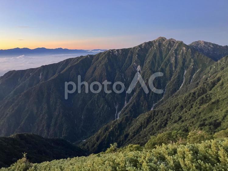 空木岳が大きく見える 空木岳,朝日,日の出の写真素材