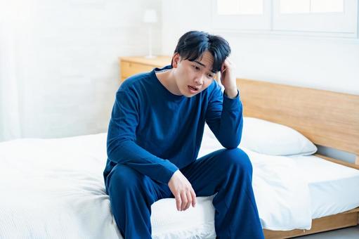 不眠に悩む男性 不眠に悩む男性の写真