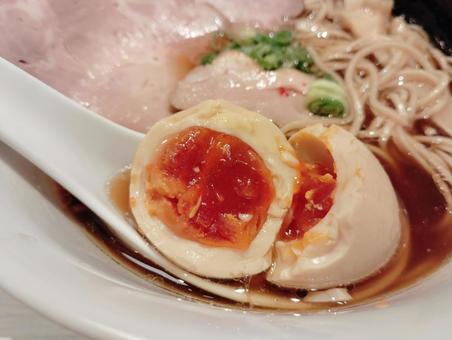 醤油ラーメンの味玉 醤油ラーメンの味玉 醤油ラーメン,醤油,ラーメンの写真素材