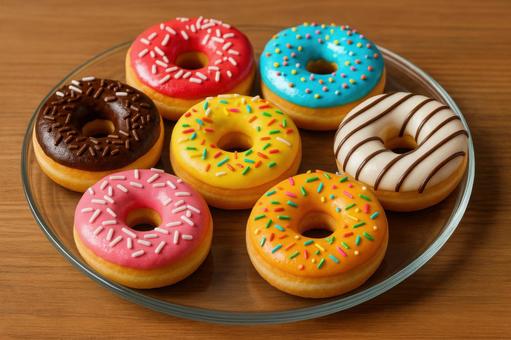 ガラス皿に並んだカラフルドーナツの写真
