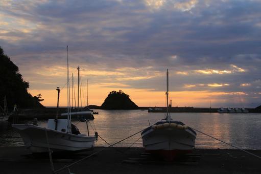 A beautiful sunset seen beyond Nishina Port, JPG A beautiful sunset seen beyond Nishina Port, JPG