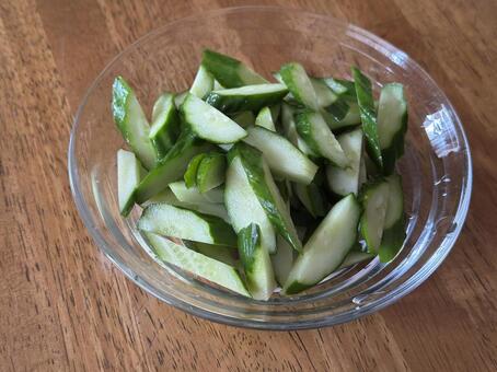 斜め切りしたきゅうり 野菜,ベジタブル,食材の写真素材