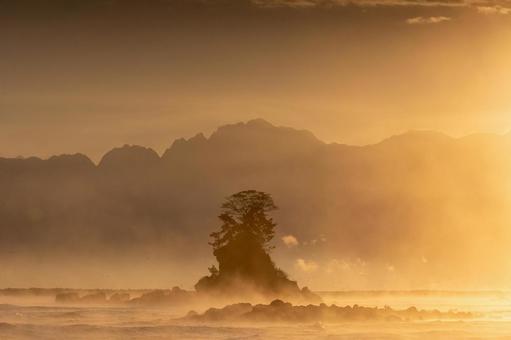 朝日の光に包まれる女岩 オレンジ,黄金色,朝日の写真素材