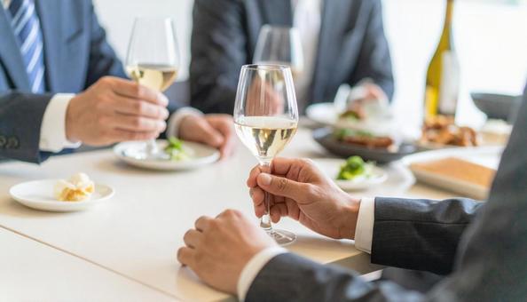 日本人ビジネスエリート男性だけの会食 日本人ビジネスエリート男性だけの会食の写真