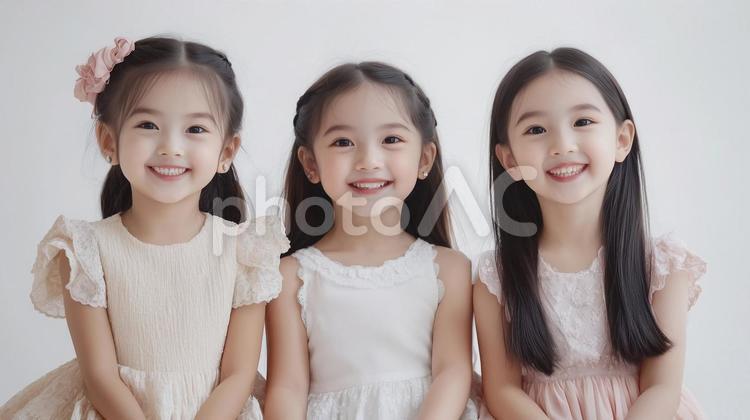 笑顔の子供達 笑顔,3人,子供の写真素材
