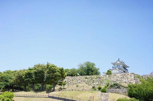 青空に映える歴史的城郭風景 青空に映える歴史的城郭風景の写真