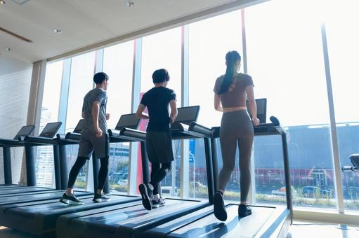 スポーツジムでトレーニングをする若い男女 スポーツジム,ランニング,ジョギングの写真素材