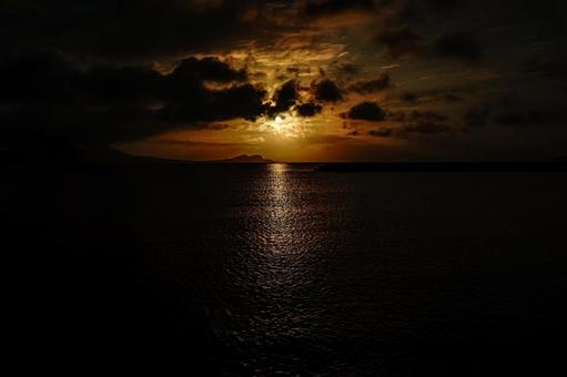 <五島の風景>夏の夜明けの海から昇る朝日 <五島の風景>夏の夜明けの海から昇る朝日 風景,海,海岸の写真素材