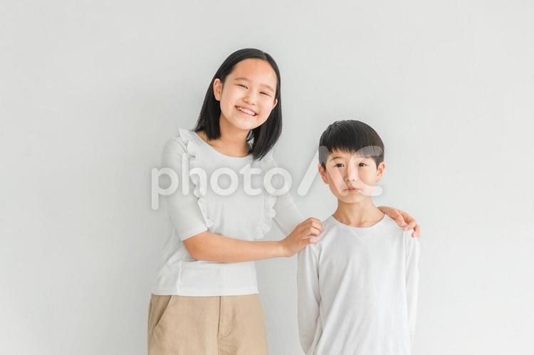 笑顔の子供の姉弟 子供,姉弟,笑顔の写真素材