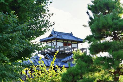 木立の向こうの池田城天守 木立の向こうの池田城天守 天守閣,展望台,休憩所の写真素材