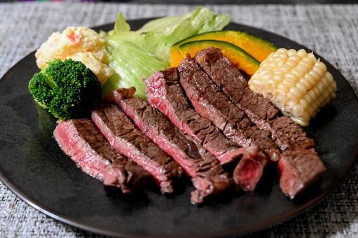 赤身肉のステーキ 赤身肉のステーキ ステーキ,牛肉,赤身の写真素材