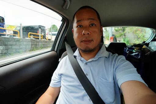 車内でシートベルトを着用した中年男性 男性,日本人,ポートレートの写真素材
