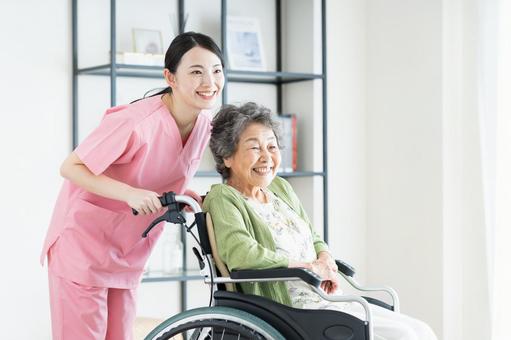 車椅子のシニアの女性と介護福祉士 車椅子のシニアの女性と介護福祉士 介護,車椅子,シニアの写真素材