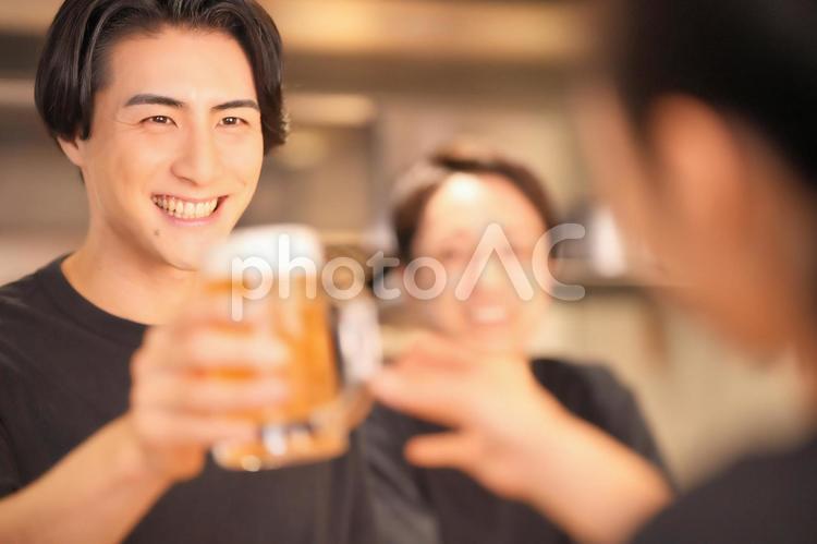 ビールを渡す男性店員（バストアップ） 男性,大学生,バイトの写真素材