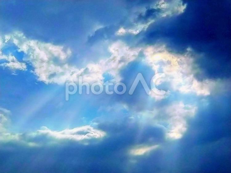 雲の隙間から射す光（天使の梯子）② 雲の間から光,空,雲の写真素材
