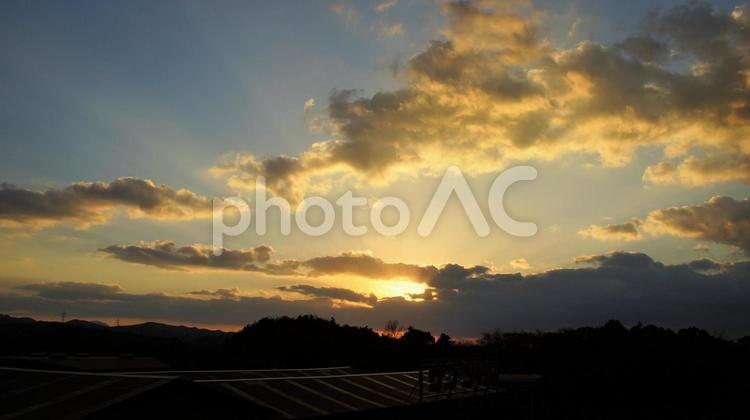 夕焼の光芒。 夕焼,空,雲の写真素材
