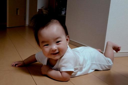 <素材>ハイハイの練習をする赤ちゃん <素材>ハイハイの練習をする赤ちゃんの写真