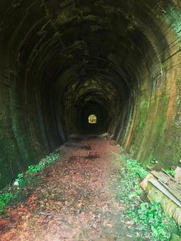 トンネルの先に トンネルの先にの写真