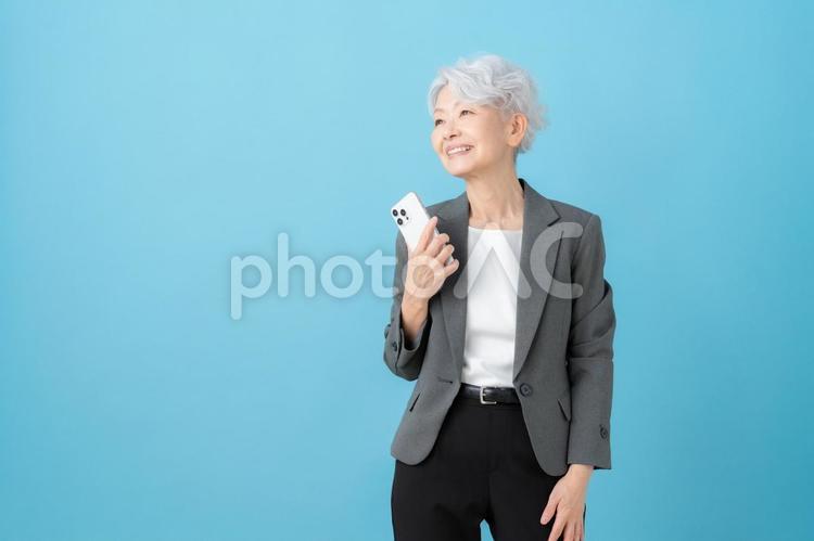 ブルーバックのシニアのビジネスウーマン ビジネス,女性,シニアの写真素材