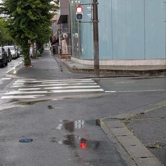 小満の翌朝の雨に濡れた歩道に映る赤信号 道路,住宅街,雨の写真素材