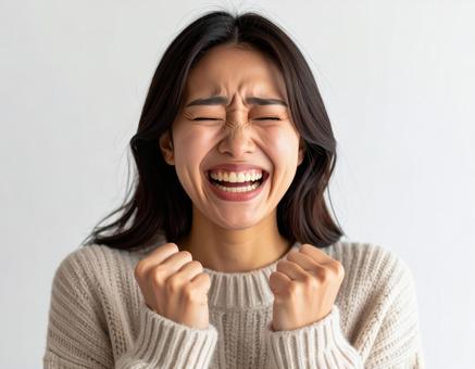 感動して喜ぶ女性、嬉しい表情 感動して喜ぶ女性、嬉しい表情の写真