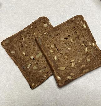 ナッツとチョコのカリカリ食パン ナッツとチョコのカリカリ食パン パン,ナッツ,クルミの写真素材