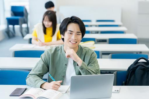 教室で授業を受ける大学生 大学生,教室,笑顔の写真素材