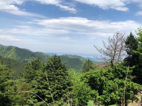 爽快な青空と緑豊かな自然風景 山,青空,雲の写真素材