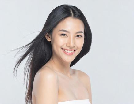 髪がなびいている 若い笑顔の女性 5 髪がなびいている 若い笑顔の女性 5の写真