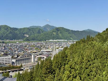 雲一つない春の空と鄙びた雰囲気の勝山市 勝山市,日本の原風景,町並みの写真素材