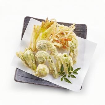 山菜の天ぷら盛り合わせ 山菜の天ぷら盛り合わせの写真