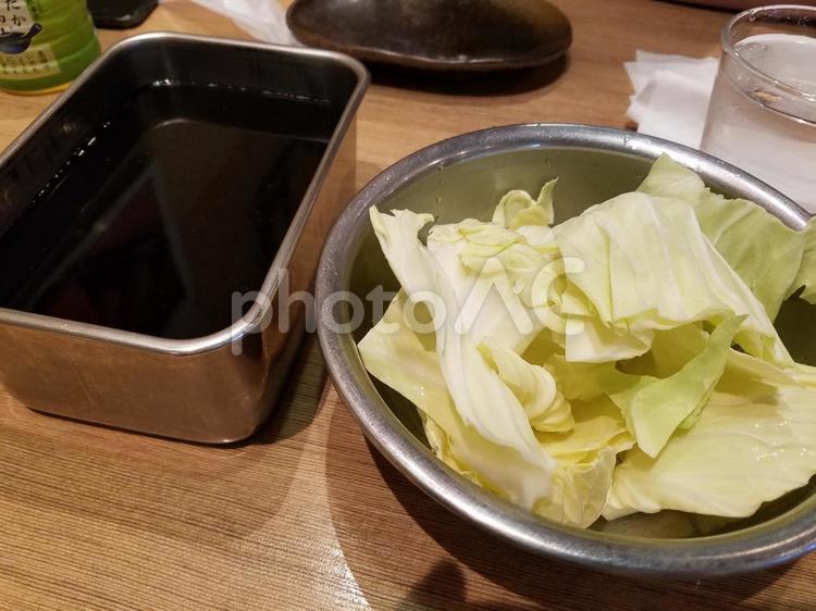 串揚げ屋さんのソースとキャベツ 和食,日本料理,揚げ物の写真素材