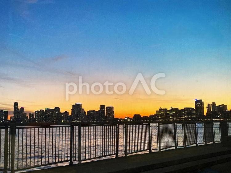 Pier57から望む夕暮 夕暮れ,夕焼け,川の写真素材