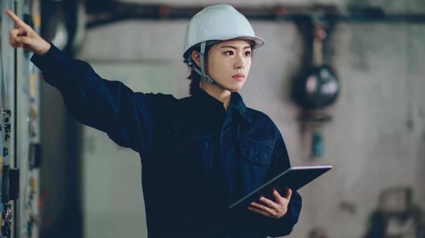 真剣な表情の現場作業 真剣な表情の現場作業の写真