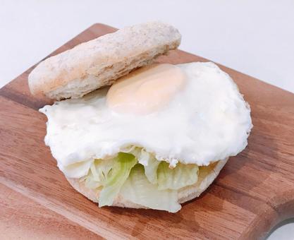 エッグマフィン エッグマフィン,エッグレタスマフィン,エッグサンドの写真素材