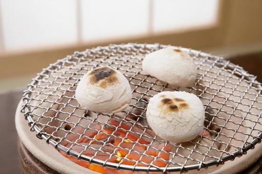 七輪でじっくり焼いたもち 七輪でじっくり焼いたもちの写真