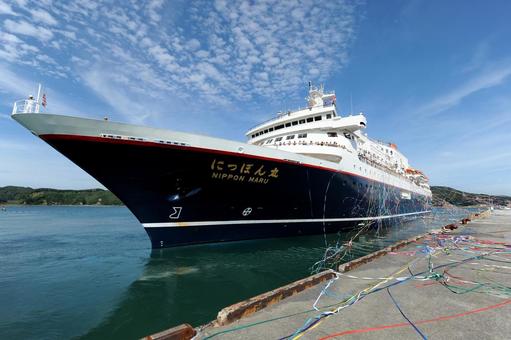 離岸するにっぽん丸 にっぽん丸,離岸,クルーズ船の写真素材