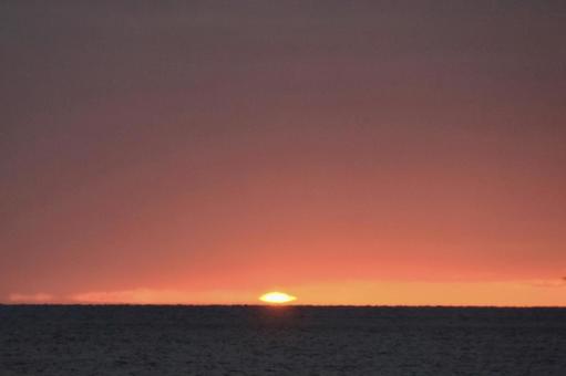 ダルマ夕日後の水平線のグリーンフラッシュ ダルマ夕日後の水平線のグリーンフラッシュ グリーンフラッシュ,ダルマ夕日後,水平線の写真素材