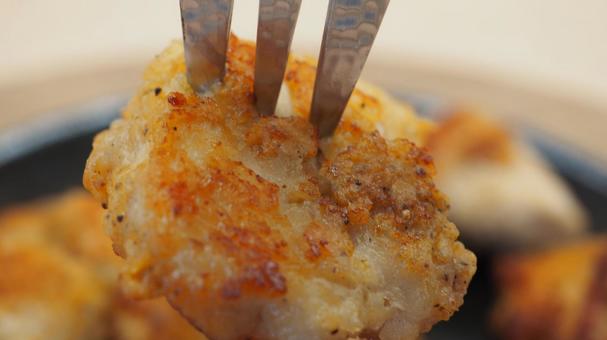 手作り・鶏むね肉のソテー（食べるシーン） 鶏むね肉のソテー,手作り,鶏むね肉の写真素材