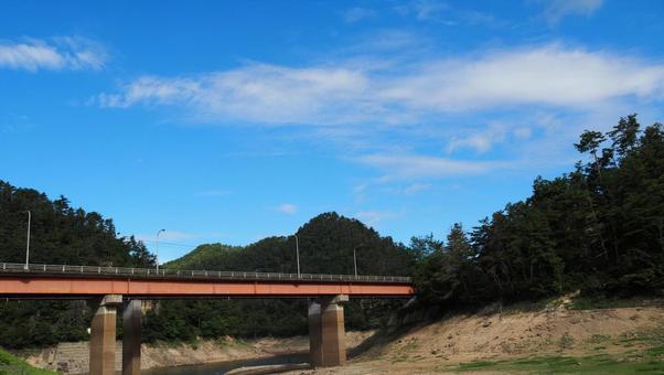 橋と山 橋と山の写真