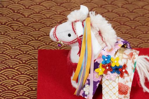 午年年賀状 飾りを乗せた白馬 午年年賀状 飾りを乗せた白馬 午年,年賀状,白馬の写真素材