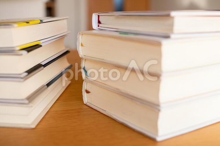積み上げられた本 本,読書,書籍の写真素材