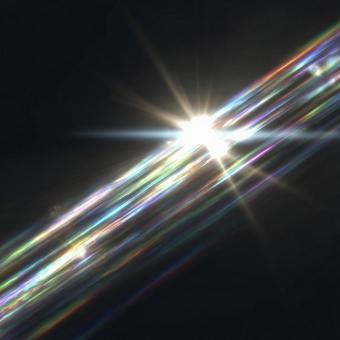 虹色の光線を伴う抽象的なレンズフレアの写真