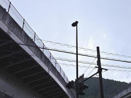 降り出した雨 03 雨,高架橋,道路の写真素材