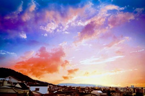 東大阪で眺める澄んだ夕暮れ 東大阪で眺める澄んだ夕暮れ 空,夕暮れ,夕焼けの写真素材