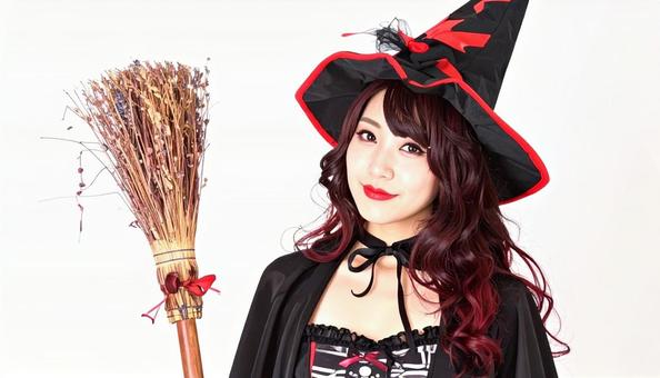ハロウィン仮装　魔女に扮する女性　白背景の写真