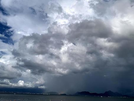 雨を連れてくる雲と虹 雨を連れてくる雲と虹 空,夏,天気の写真素材