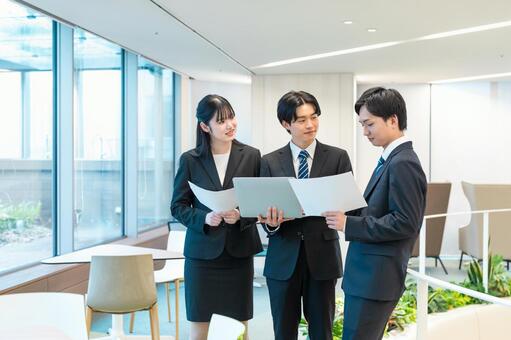 打ち合わせする若いビジネスマン 打ち合わせ,ビジネスマン,笑顔の写真素材