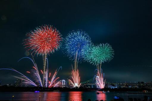 夜空に広がる色とりどりのスターマイン 花火,スターマイン,打ち上げ花火の写真素材